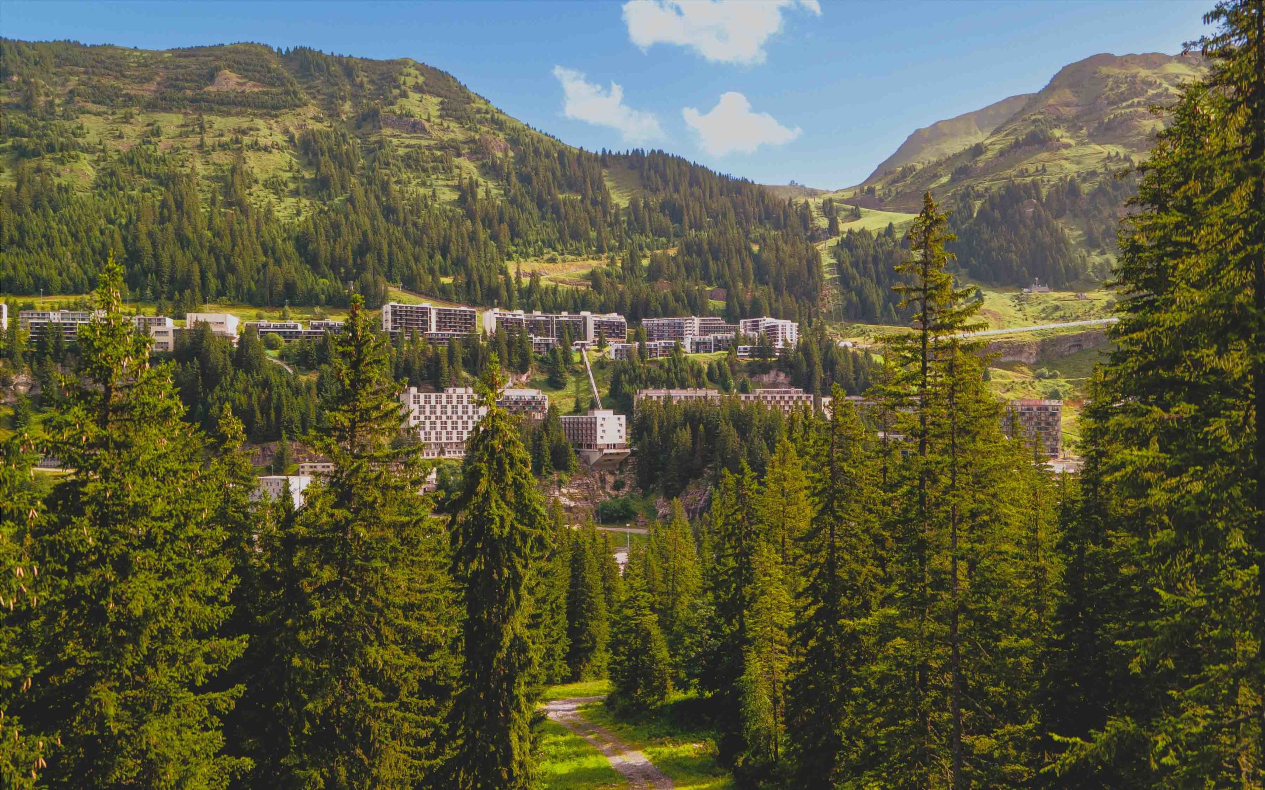 Vue panoramique de la station de Flaine depuis la forêt