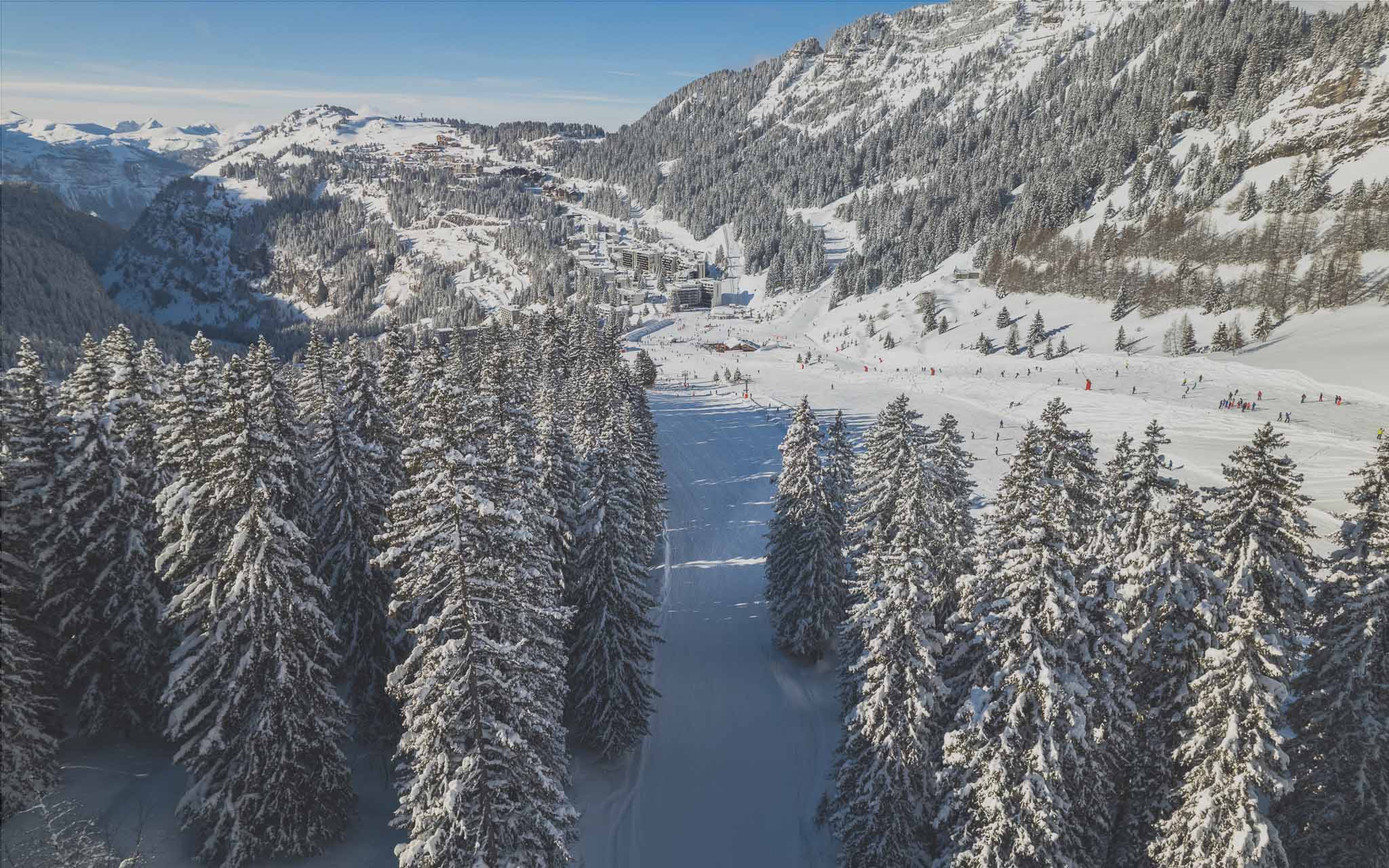 Panoramisch uitzicht op het besneeuwde vakantieoord Flaine