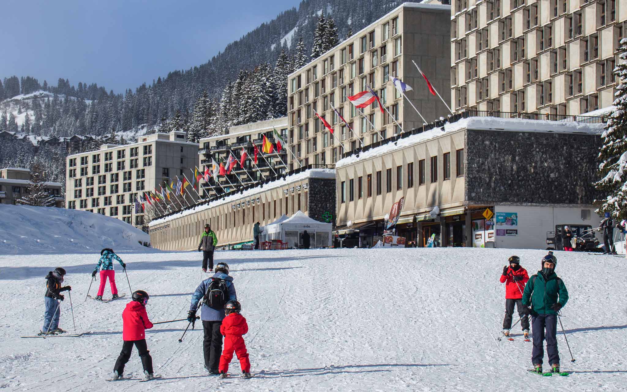 Skiërs voor de gebouwen van Flaine in de winter.