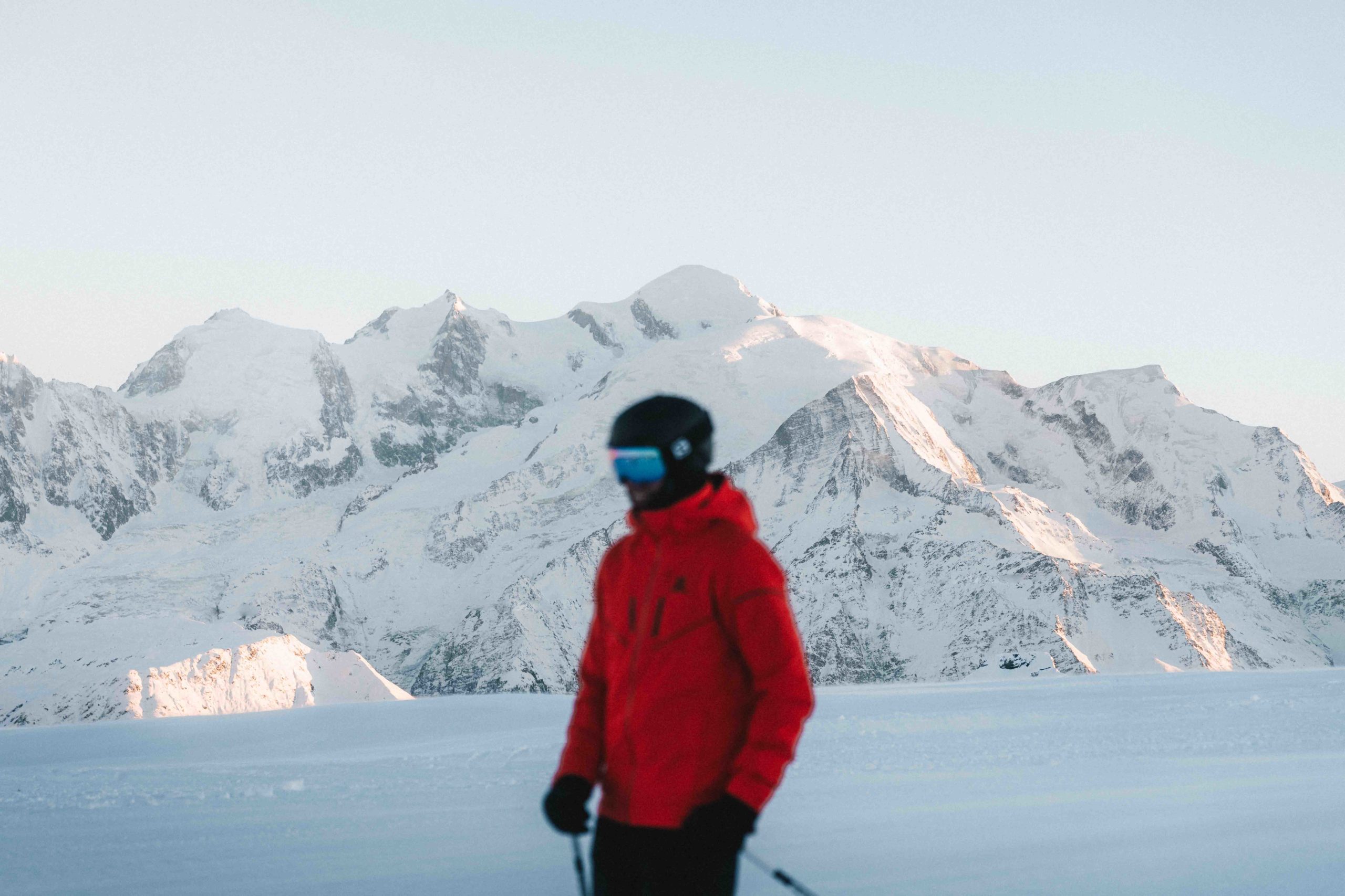 Un skieur aux Grandes Platières avec vue sur le mont Blanc