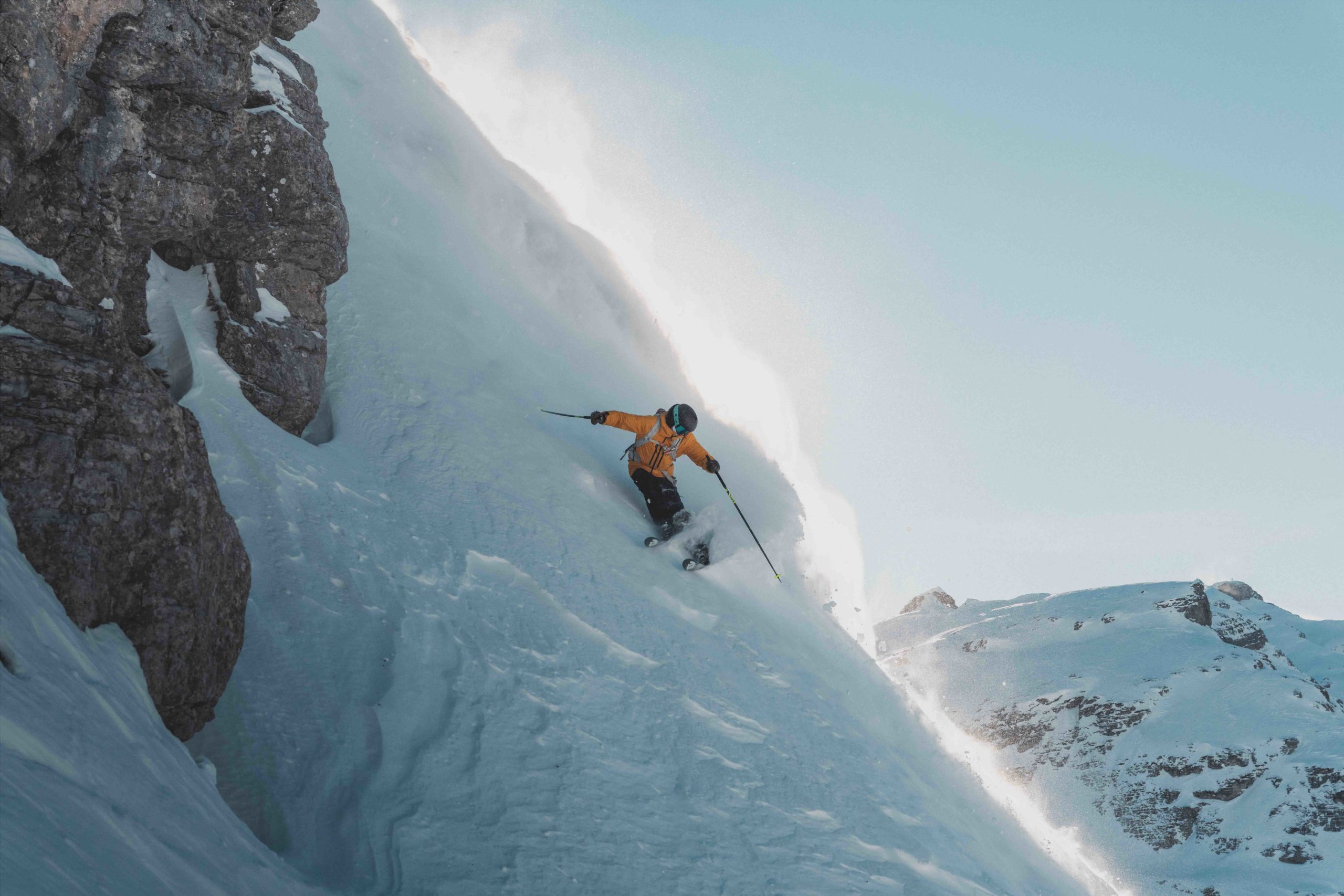 Un skieur descendant une pente raide avec de la neige poudreuse hors-piste à Flaine.