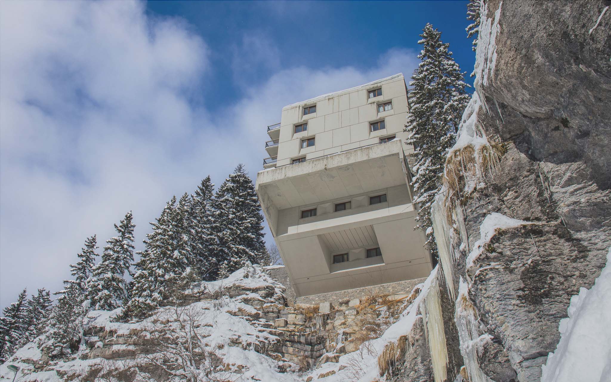 Flaine - Surplomb de l'hôtel Le Flaine, emblématique bâtiment de la station de ski en hiver et classé à l'inventaire supplémentaire des Monuments Historiques.