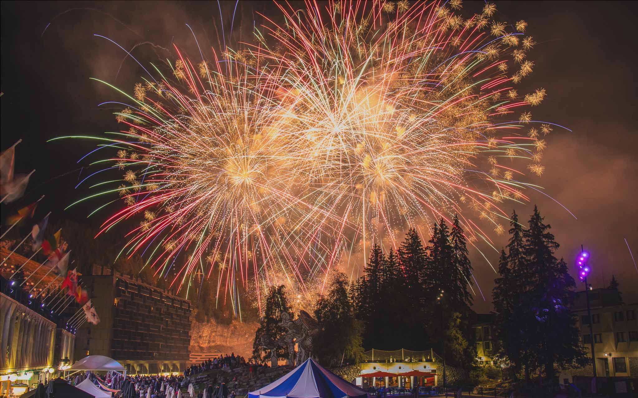 Feu d'artifice estival éclatant au-dessus de Flaine, illuminant le ciel nocturne avec des couleurs vibrantes.