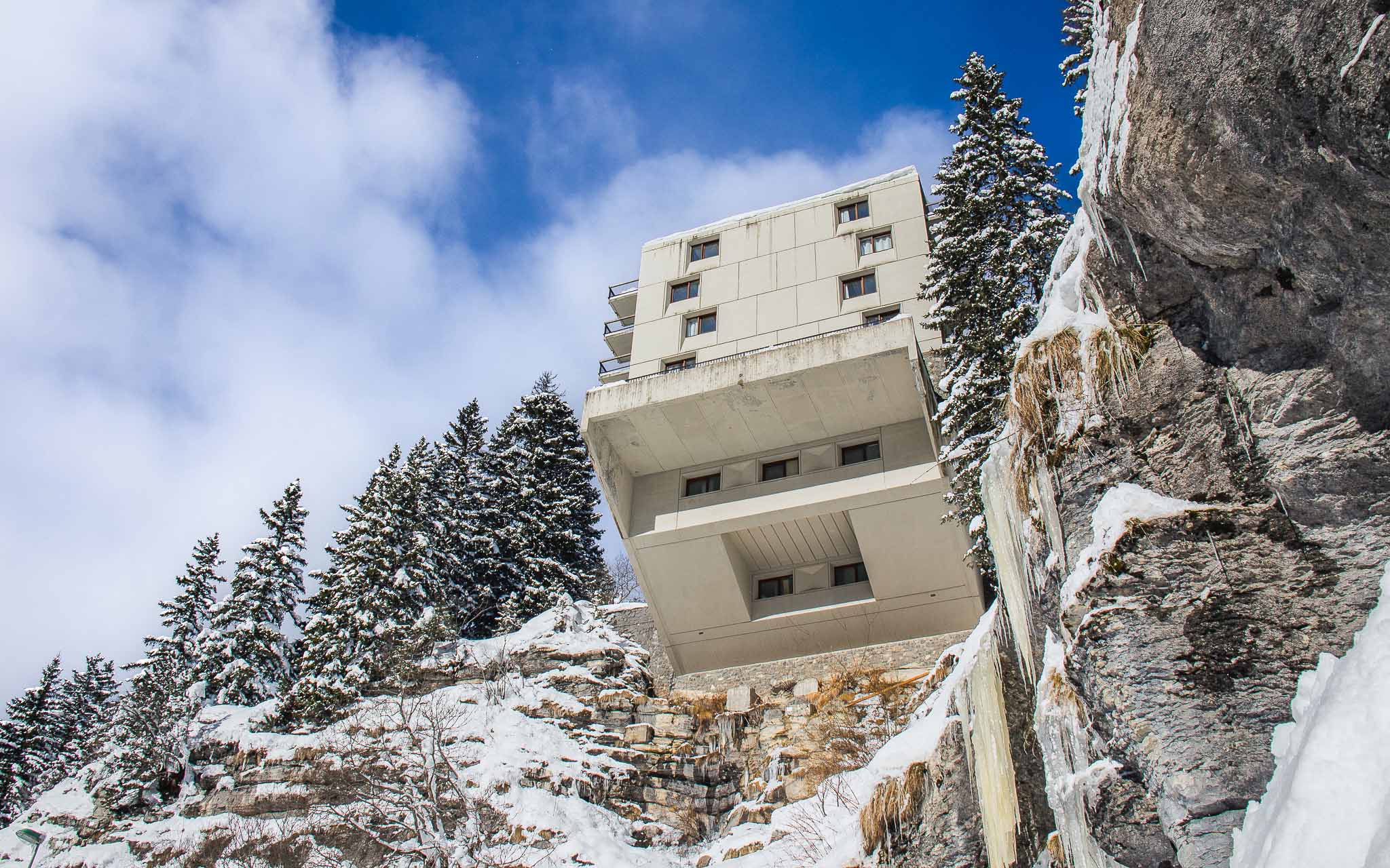 Flaine - Laag shot van de uitkraging van hotel Le Flaine, met uitzicht op de kliffen in de winter.