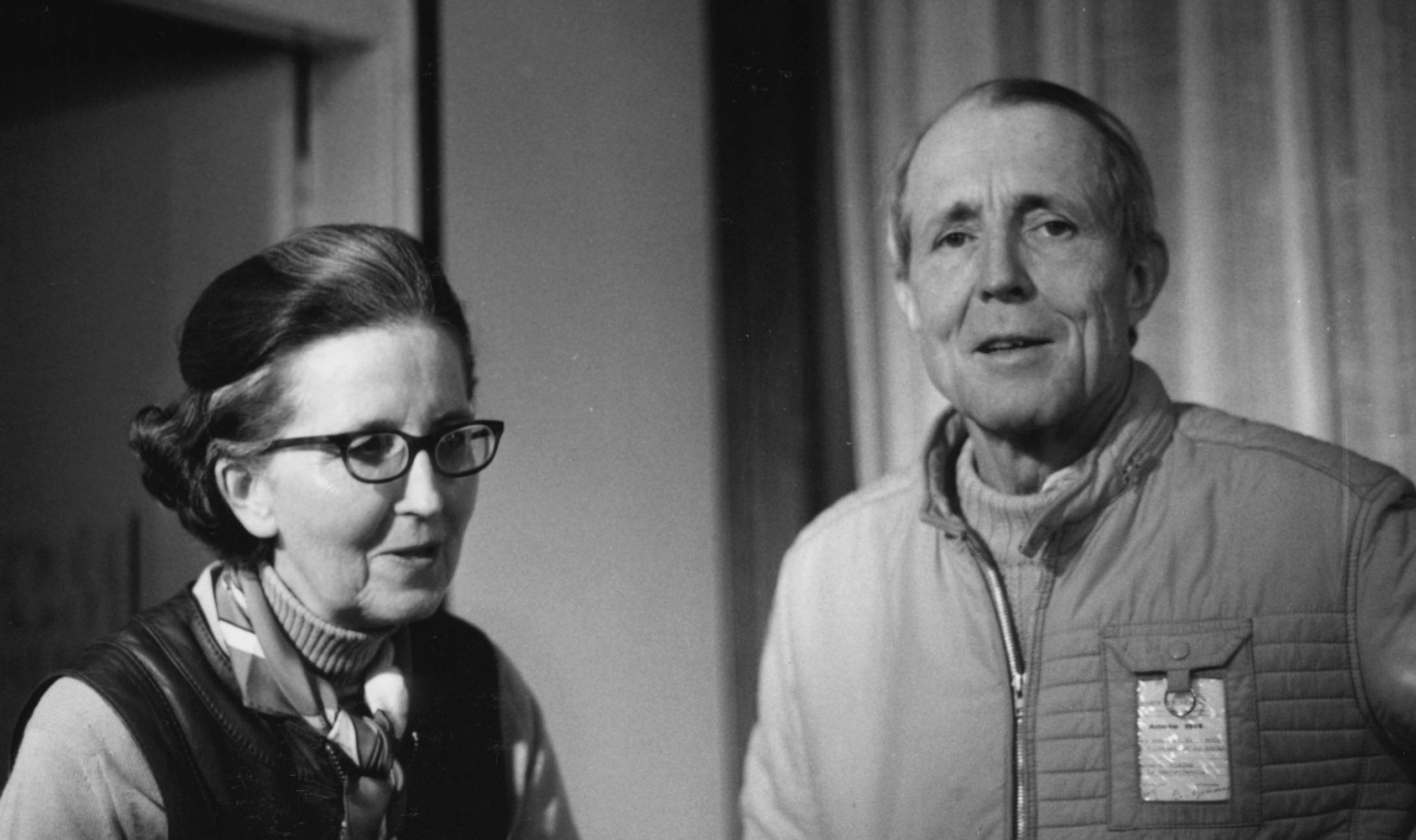 Foto van Eric en Sylvie Boissonnas, oprichters van het Flaine skigebied, poseren samen om hun bijdrage aan de ontwikkeling van dit alpine skigebied te vieren.