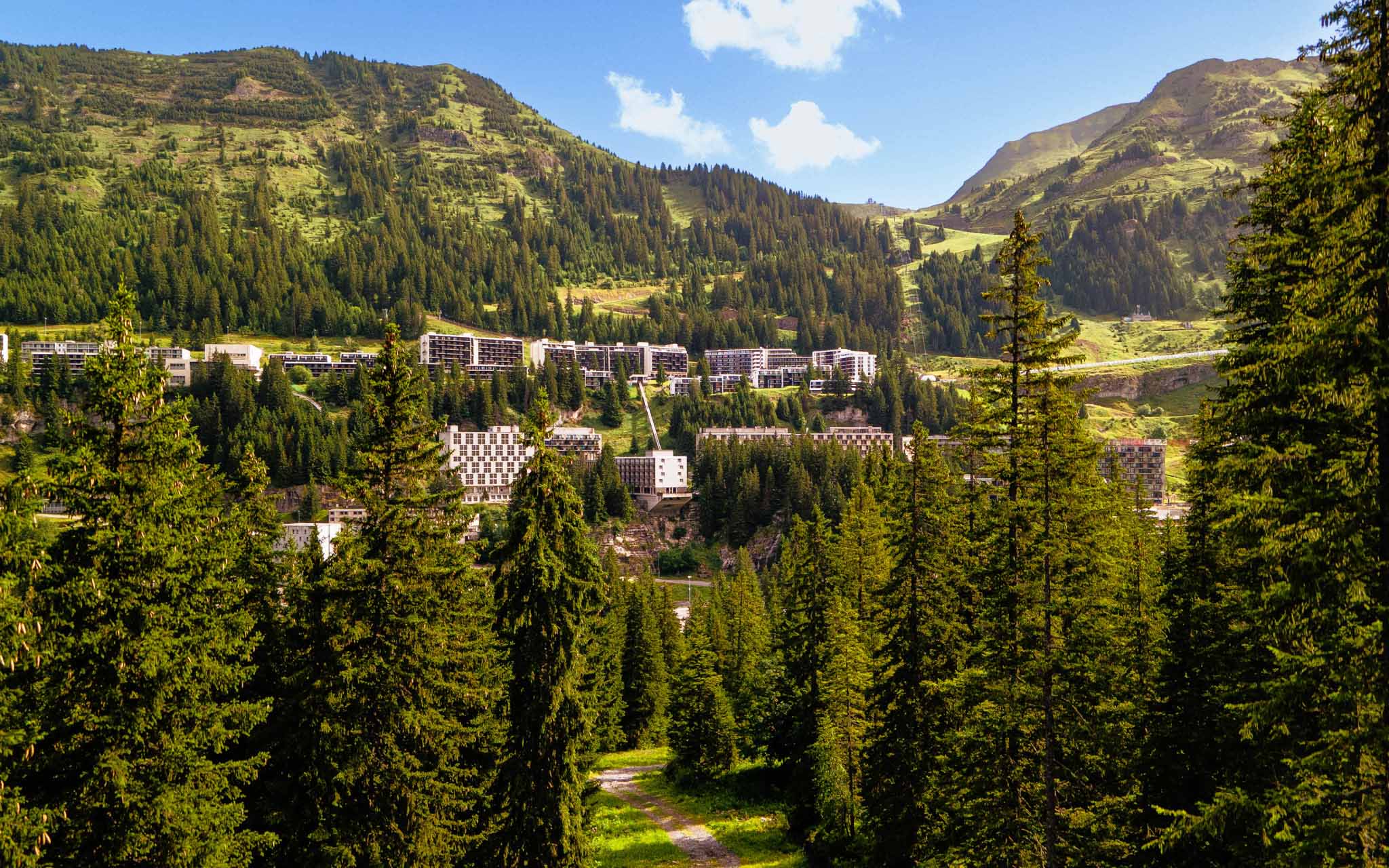 Panoramisch uitzicht op het skigebied van Flaine in de zomer, met Flaine Forum en Flaine Forêt.