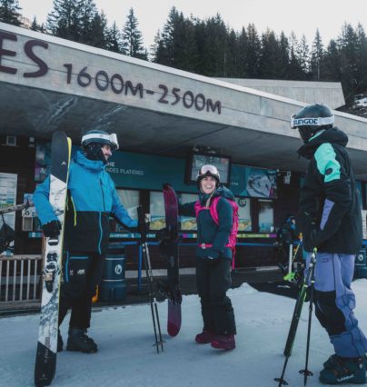 Flaine- Drie uitgeruste skiërs bespreken het vertrekstation van de Grandes Platières kabelbaan