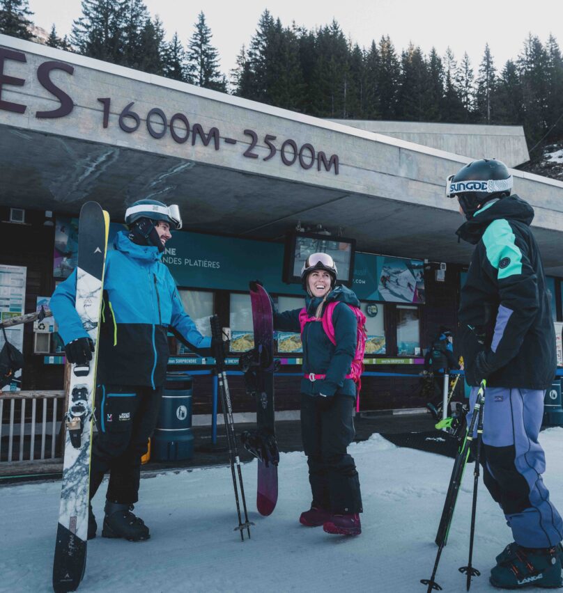 Flaine- Trois skieurs équipés discutant la gare de départ du téléphérique des Grandes Platières