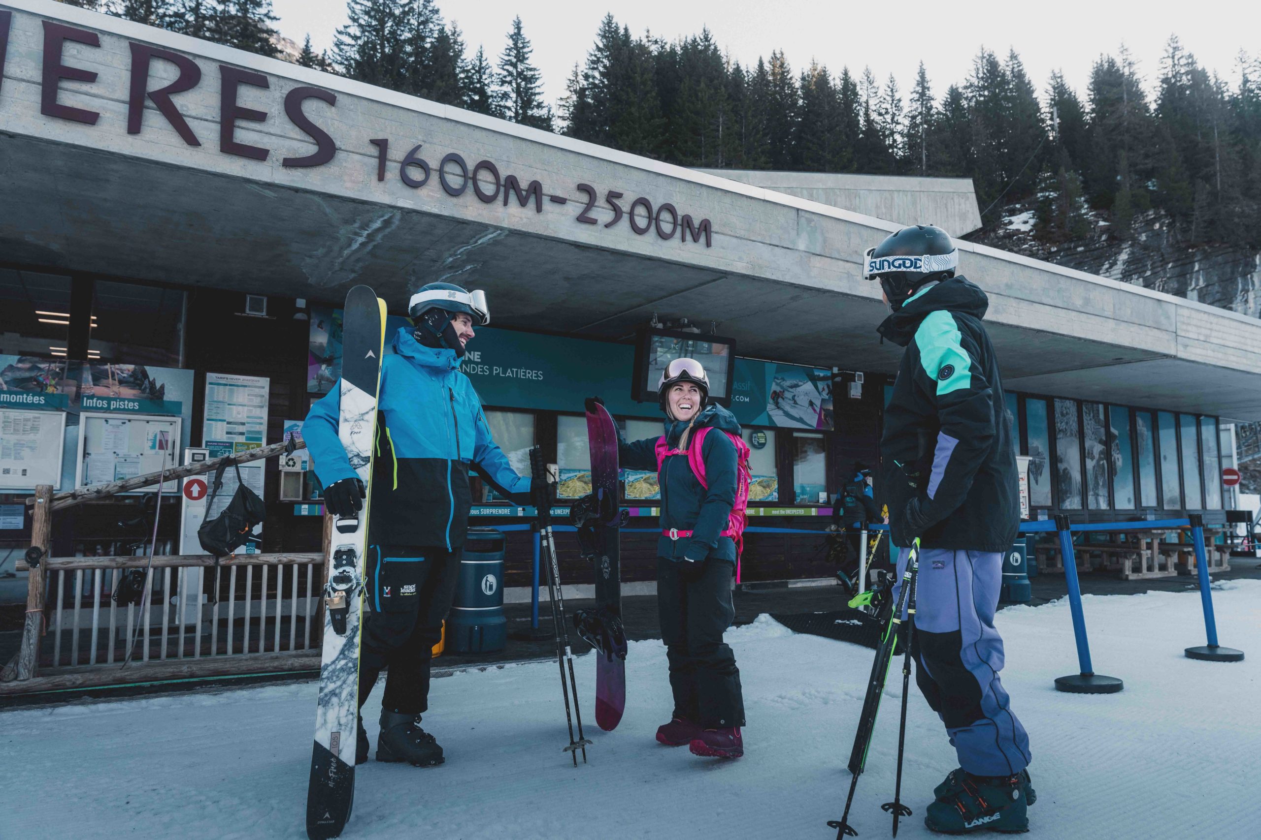 Flaine- Drie uitgeruste skiërs bespreken het vertrekstation van de Grandes Platières kabelbaan