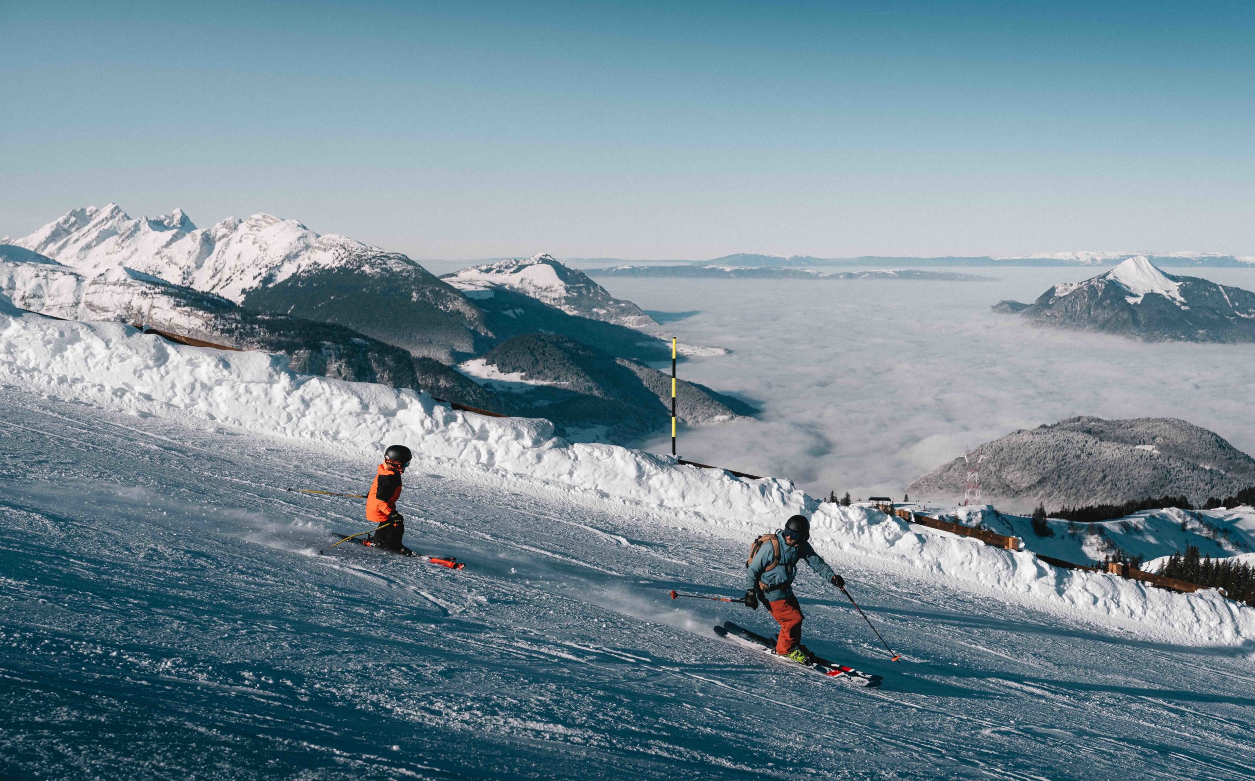 Grand Massif skigebied met de met wolken bedekte Arve vallei eronder